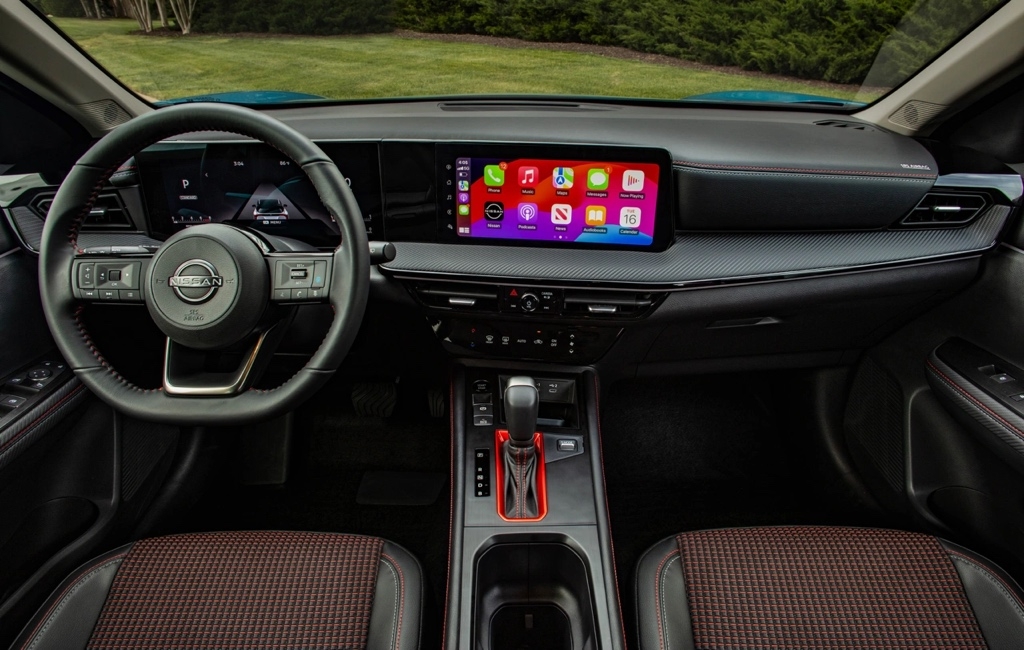 Intérieur du Nissan Kicks 2026 avec écran central tactile Apple CarPlay et Android Auto, offrant une technologie moderne et pratique pour un VUS sous-compact abordable.