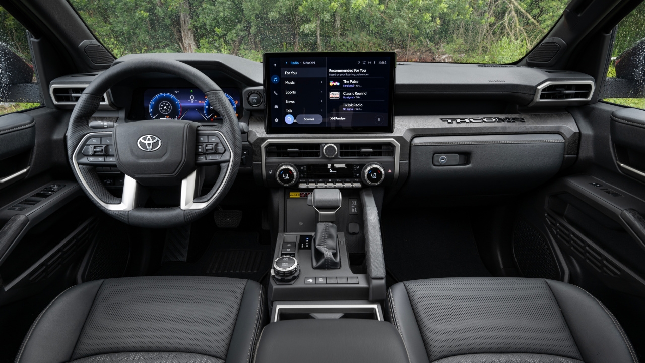vue de l'habitacle et tableau de bord d'un Toyota Tacoma 2025