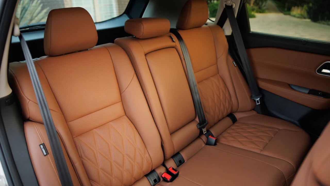 vue de l'habitacle d'une Nissan Rogue 2025