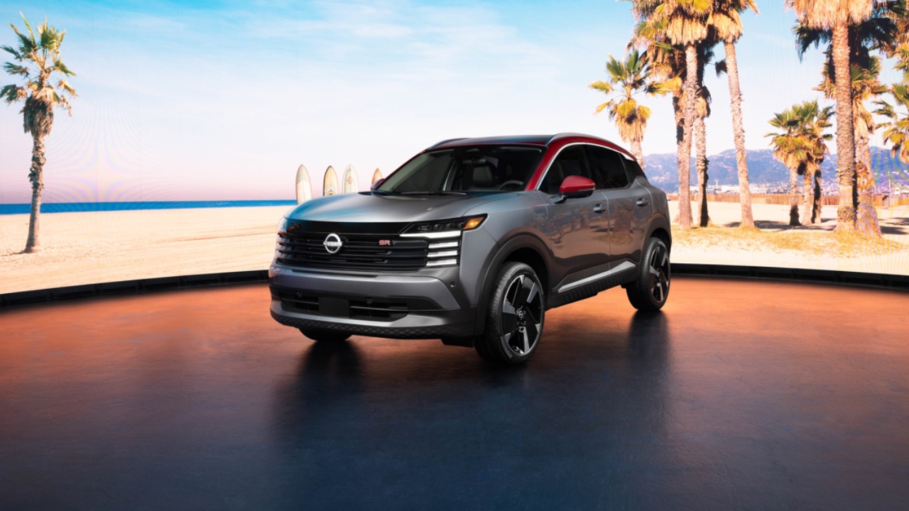 vue latérale avant d'une Nissan Kicks 2025