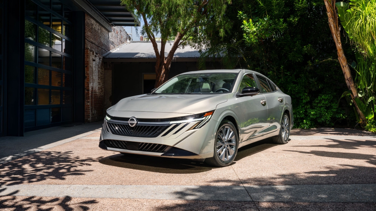 vue latérale avant d'un Nissan Sentra 2026