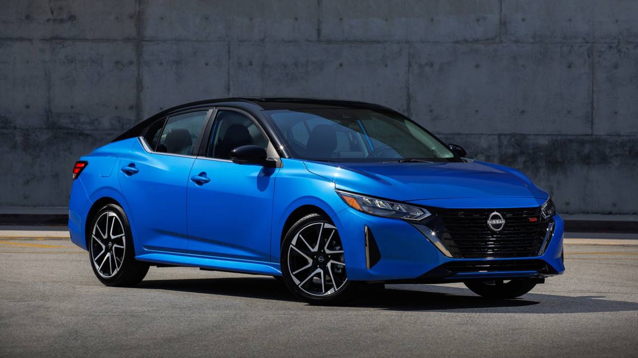 vue latérale avant d'un Nissan Sentra 2025