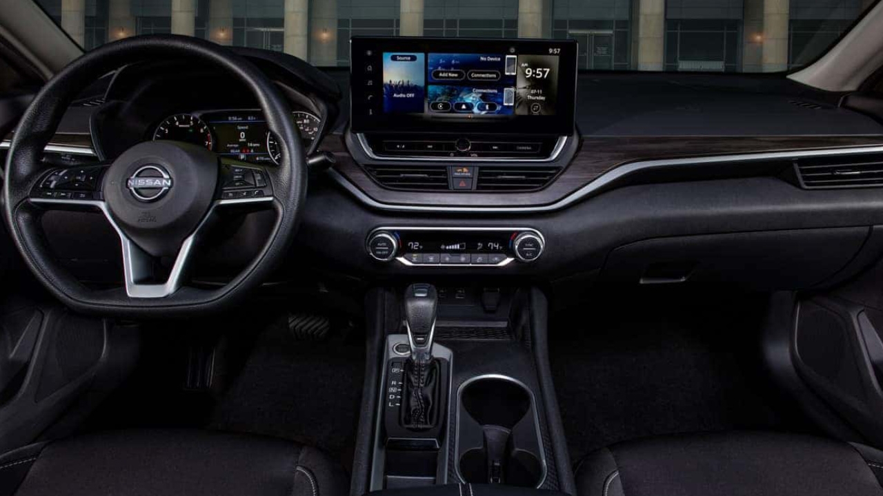 vue de l'habitacle et du tableau de bord d'une Nissan Altima 2025