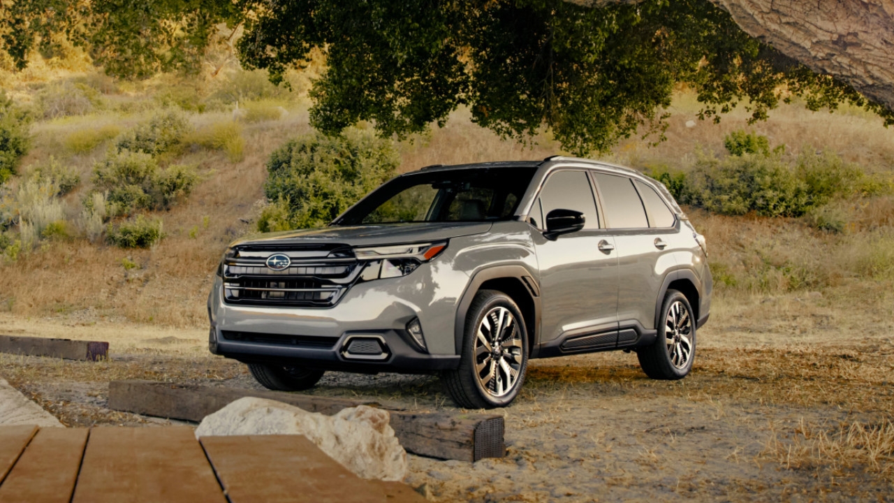 vue latérale avant d'une Subaru Forester 2025
