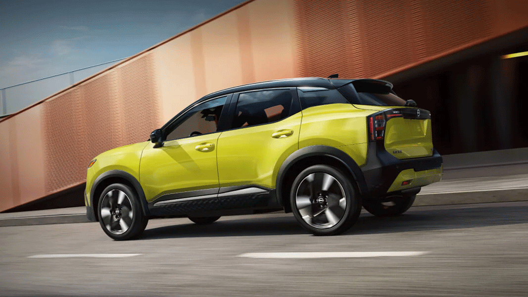 Vue latérale et arrière du Nissan Kicks 2025, sur route en pleine puissance