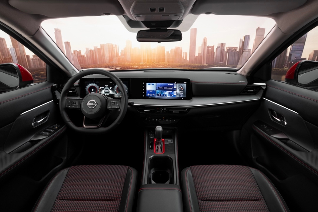 Intérieur du Nissan Kicks 2025 avec écran tactile affichant la navigation, démontrant la technologie connectée et la convivialité du poste de conduite.