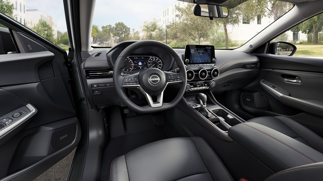 vue de l'habitacle et du tableau de bord d'une Nissan Sentra 2025