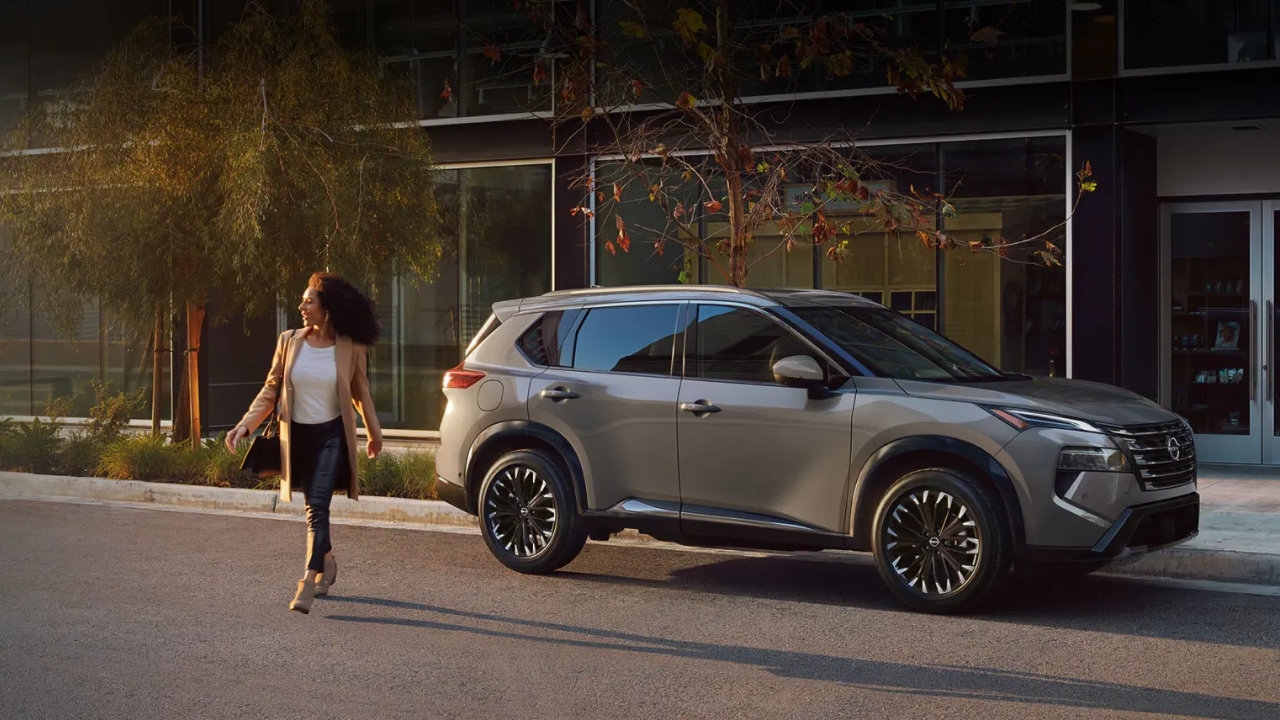 vue latérale avant d'un Nissan rogue 2026