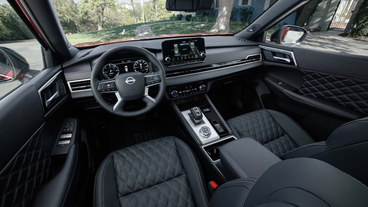 vue de l'habitacle et du tableau de bord d'un Nissan Rogue 2026