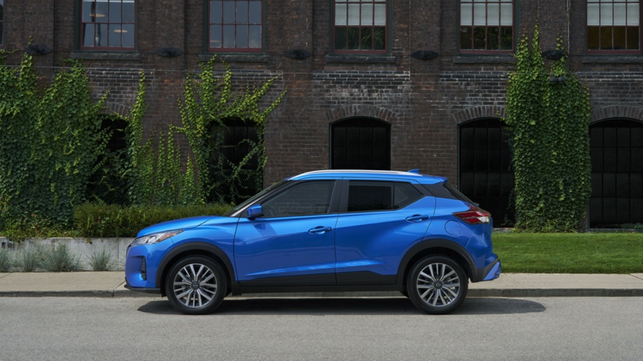 vue latérale d'une Nissan Kicks 2025