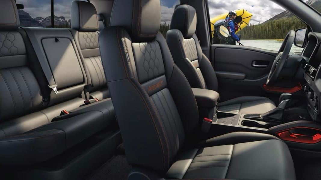 Grande vue sur l'ensemble des sièges du Nissan Frontier 2024.