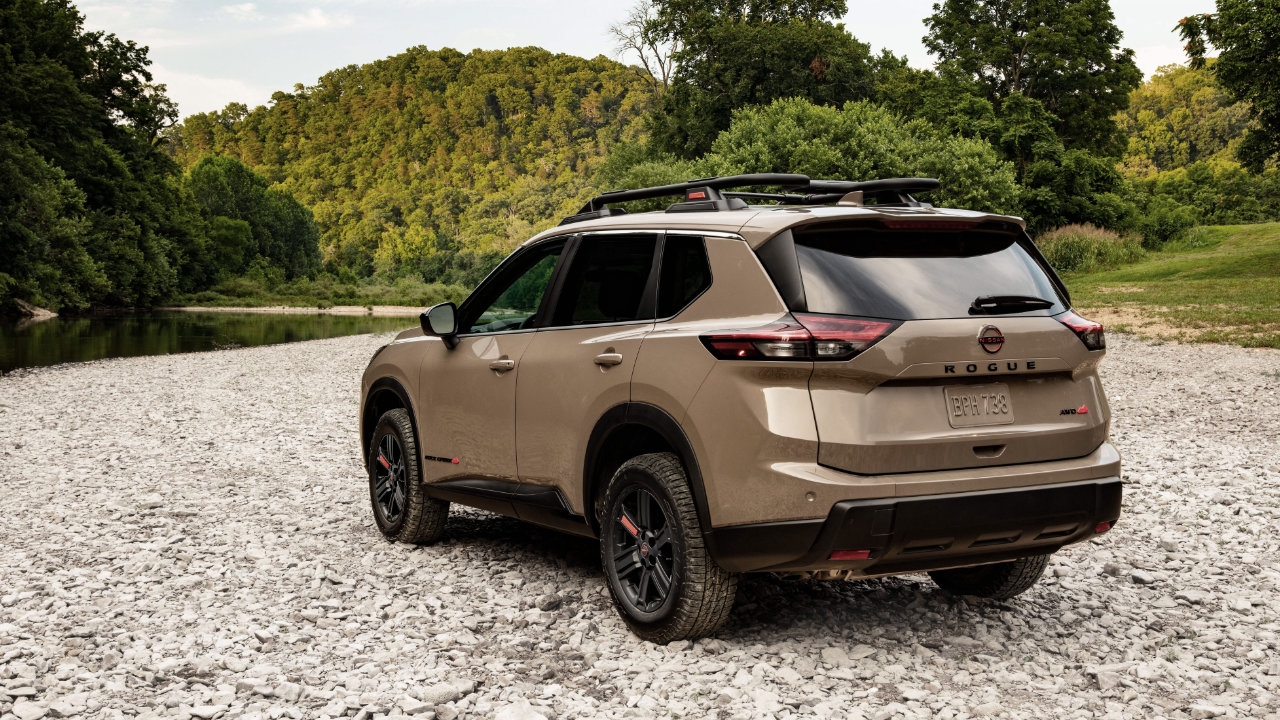 vue de l'arrière d'une Nissan Rogue 2025
