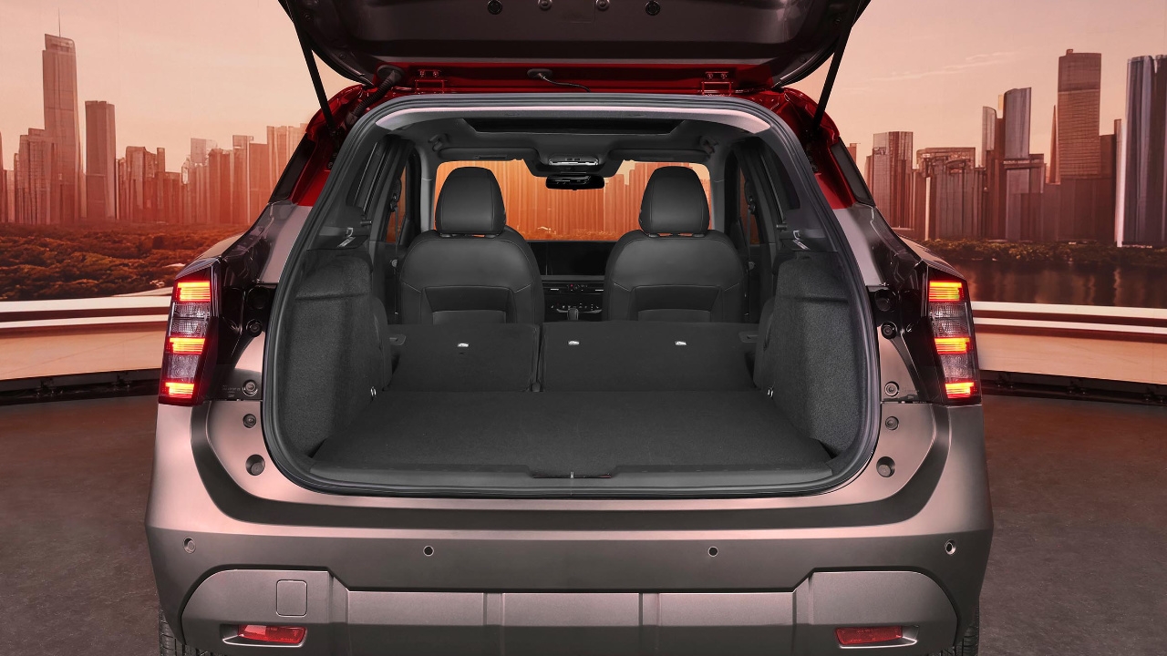 vue de l'arrière d'une Nissan Kicks 2025 avec la portière arrière ouverte