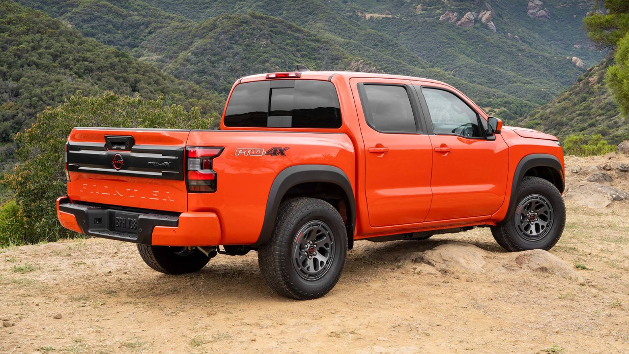 vue latérale arrière d'un Nissan Frontier 2026