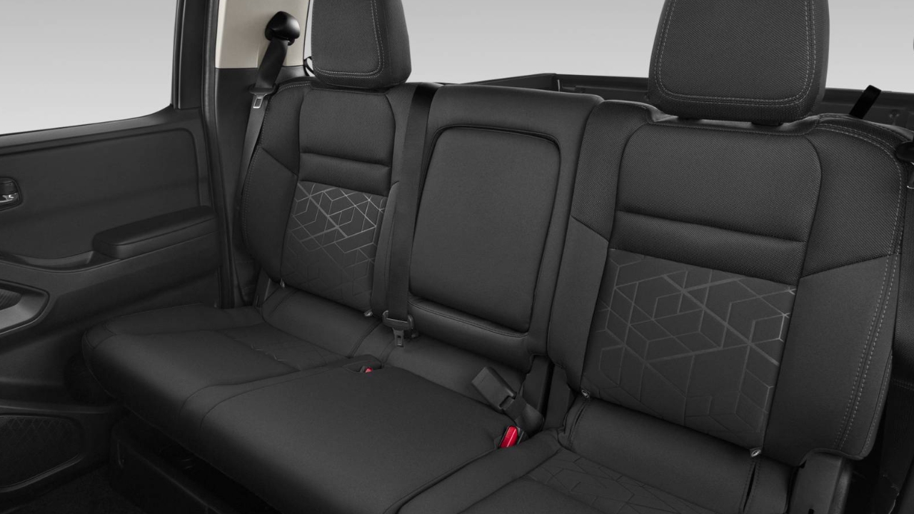 vue de l'habitacle d'un Nissan Frontier 2026