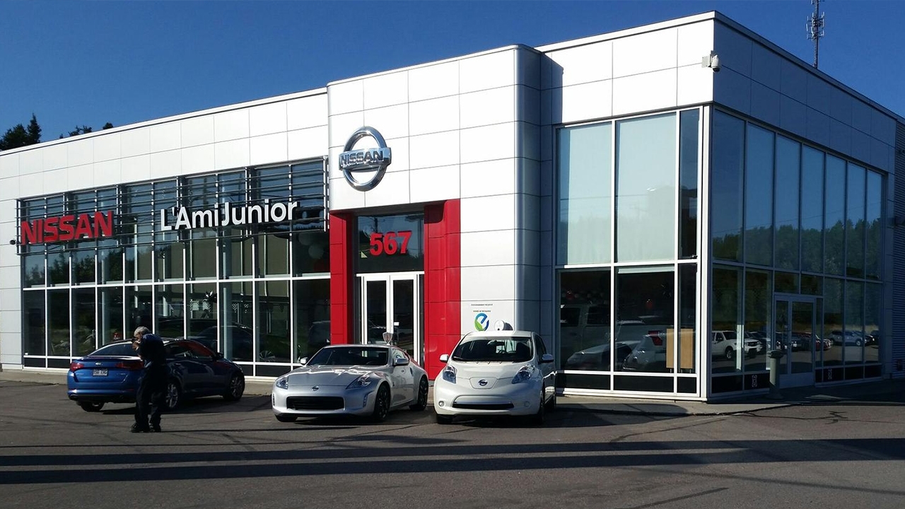 vue avant de la bâtisse du concessionnaire