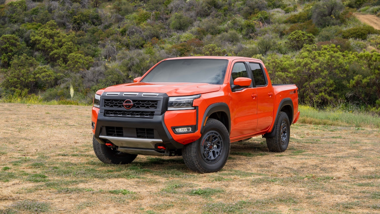 vue latérale avant d'un Nissan Frontier 2025
