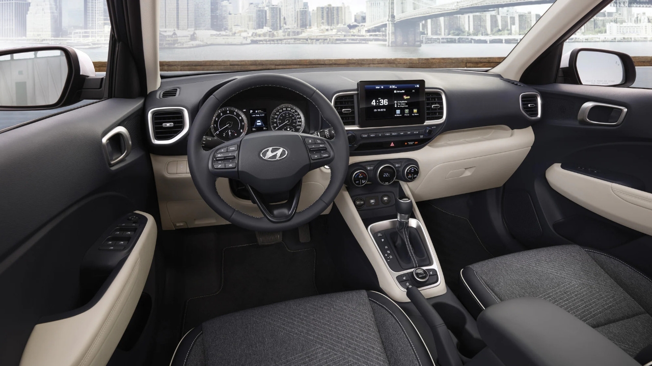 vue de l'habitacle et du tableau de bord d'une Hyundai Venue 2025