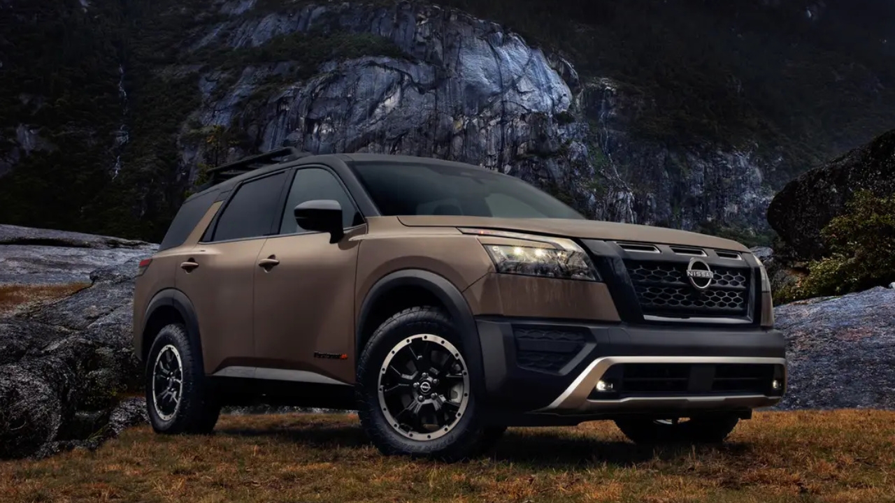 vue latérale avant d'une Nissan Pathfinder 2025