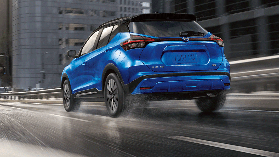 Vue arrière du Nissan Kicks 2025, sur route de pluie en pleine puissance