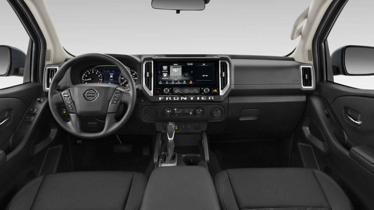 vue de l'habitacle et du tableau de bord d'un Nissan Frontier 2026
