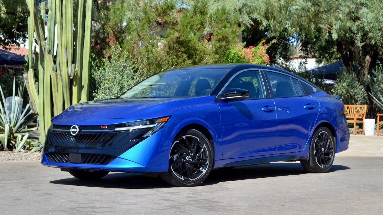 vue latérale avant d'un Nissan Sentra 2026