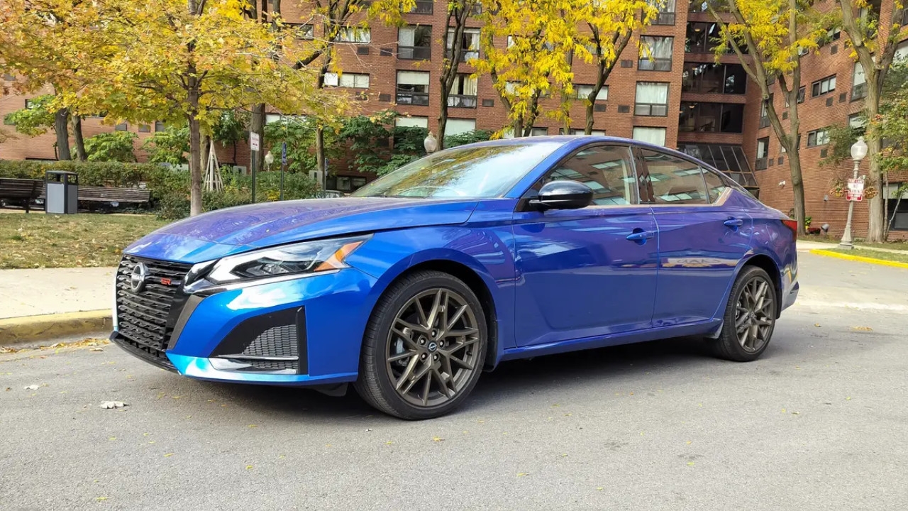 vue latérale avant d'un Nissan Altima 2025