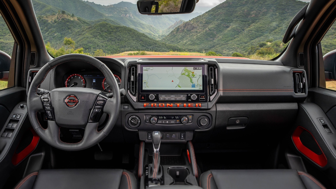 vue de l'habitacle et tableau de bord d'un Nissan Frontier 2025