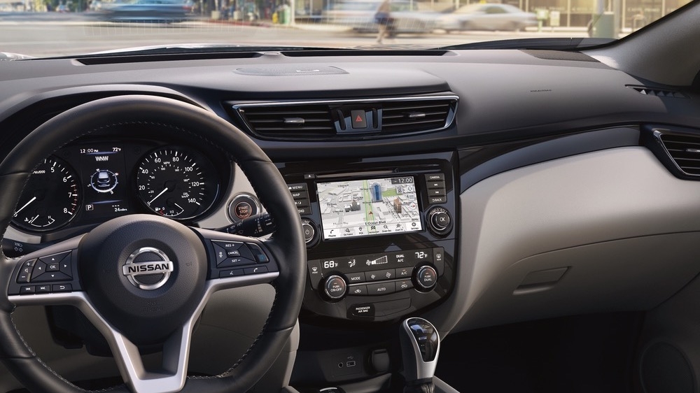 Steering wheel and infotainment system of the 2023 Nissan Qashqai