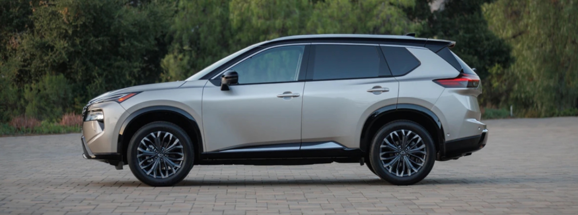 vue latérale d'une Nissan Rogue 2025