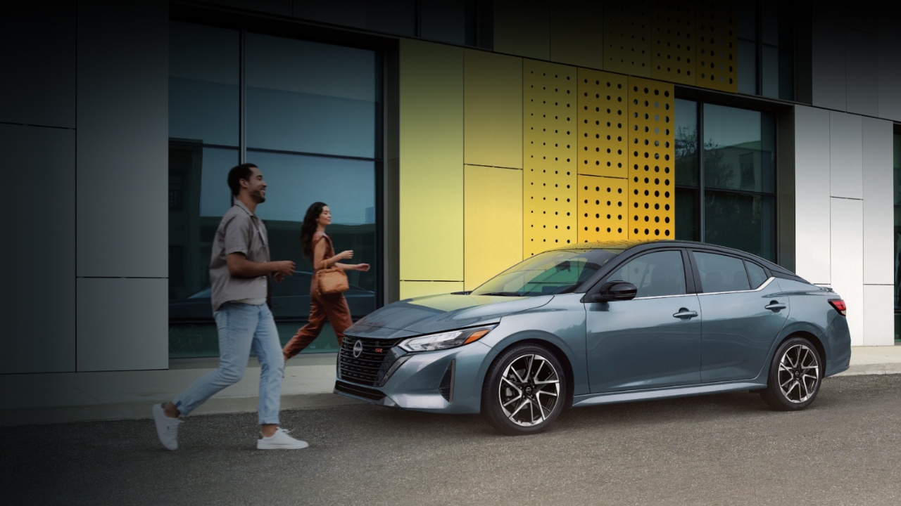 vue latérale avant d'un Nissan Sentra 2025