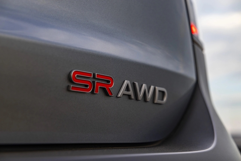 Insigne SR AWD du Nissan Kicks 2026 en gros plan, mettant en valeur la version à traction intégrale du VUS sous-compact.