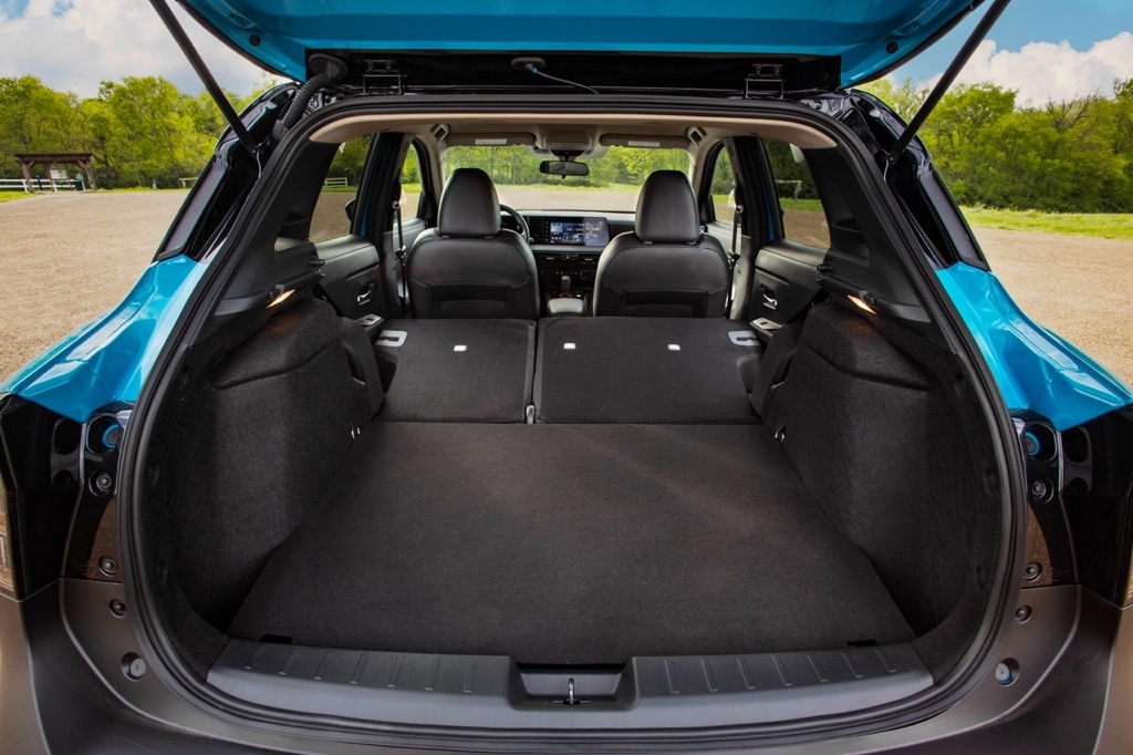 Espace de chargement du Nissan Kicks 2026 avec sièges arrière rabattus, offrant une capacité de rangement polyvalente dans un VUS sous-compact.