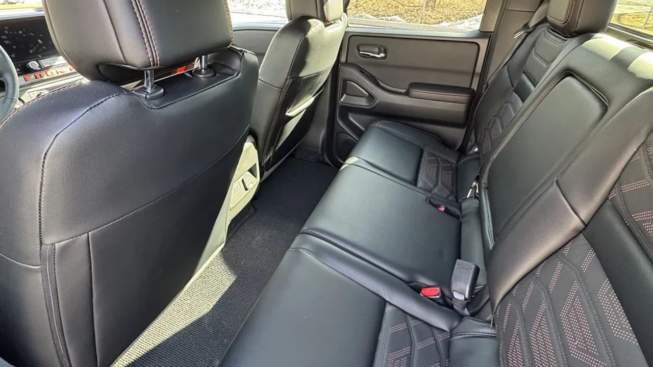 vue de l'habitacle d'un Nissan Frontier 2025
