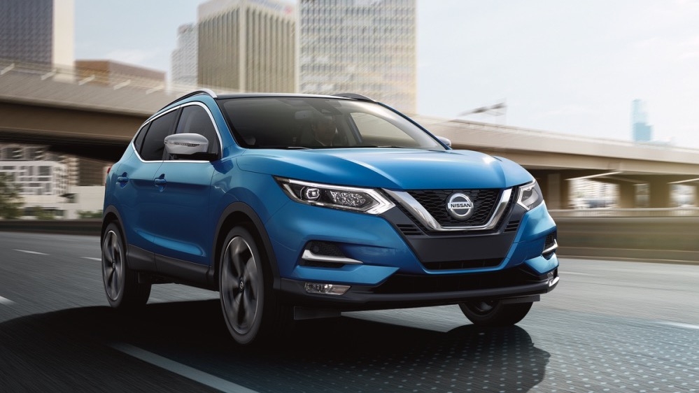 Nissan Qashqai 2023 blue front view on road
