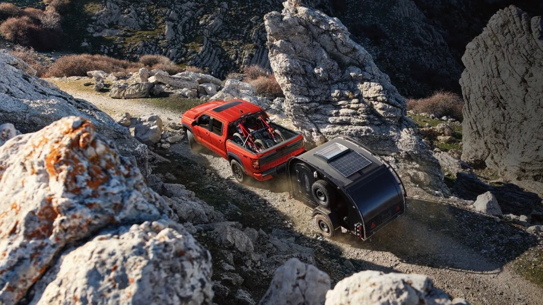 Le Nissan Frontier 2025 qui tire une remorque.