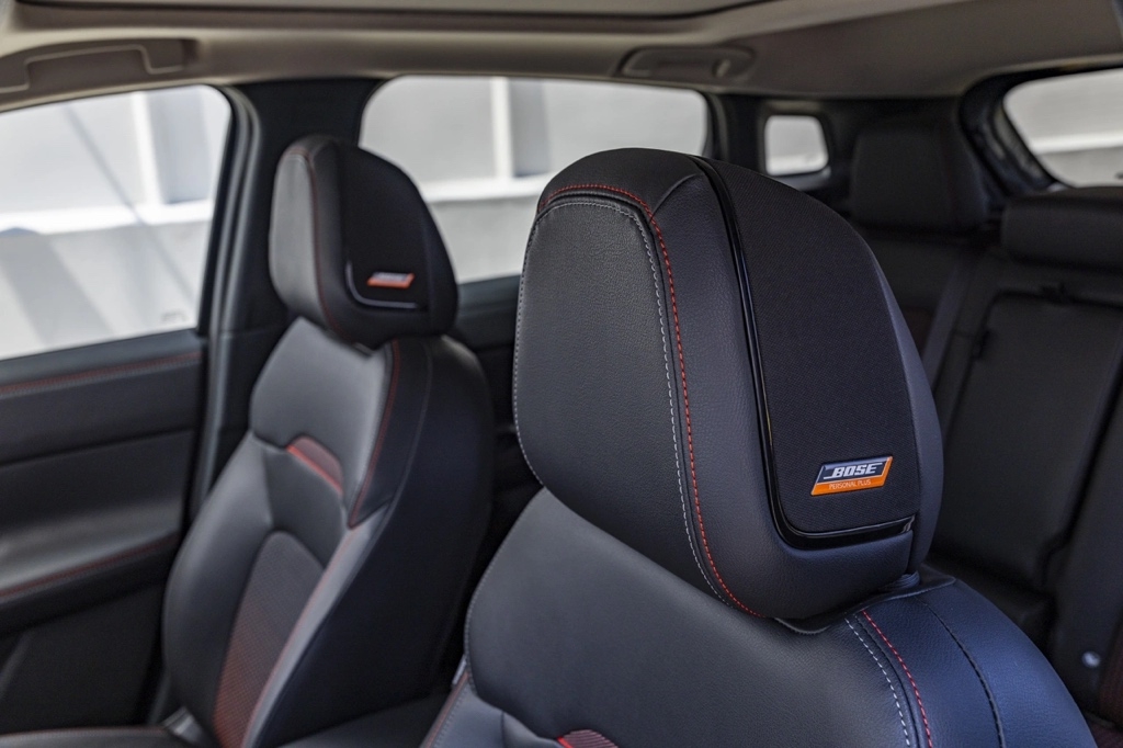 Sièges avant du Nissan Kicks 2026 avec appuis-têtes Bose intégrés, soulignant le confort et le système audio haut de gamme du VUS sous-compact.