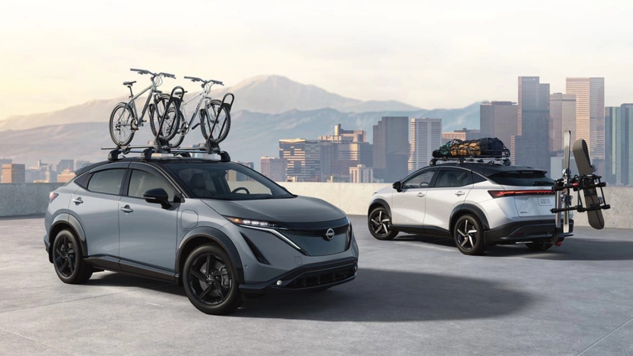 vue latérale avant de deux Nissan Ariya 2026